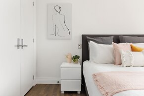 Metropolis Apartments by Urban Rest