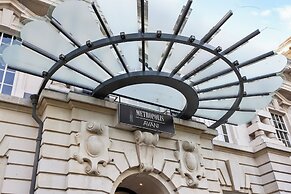 Metropolis Apartments by Urban Rest