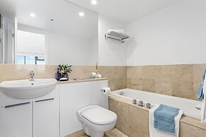 Metropolis Apartments by Urban Rest