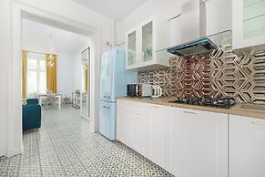 Yellow Apartment in Bytom by Renters