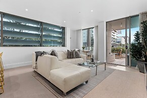 Lighter Quay Apartments by Urban Rest