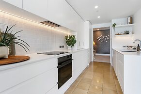 Lighter Quay Apartments by Urban Rest