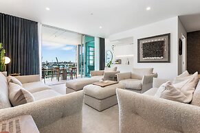 Lighter Quay Apartments by Urban Rest