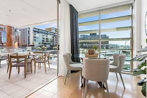 Lighter Quay Apartments by Urban Rest