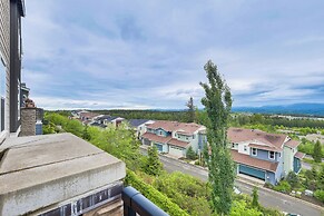 Snoqualmie Townhome w/ Balcony & Mountain Views!