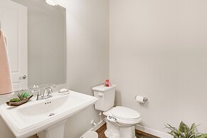 Snoqualmie Townhome w/ Balcony & Mountain Views!