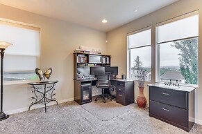 Snoqualmie Townhome w/ Balcony & Mountain Views!