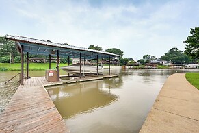 Lakefront Gun Barrel City Home w/ Dock & Deck