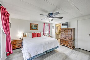 Lakefront Gun Barrel City Home w/ Dock & Deck