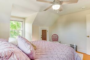 Charming Lake Mills Home Near Rock Lake & Beach