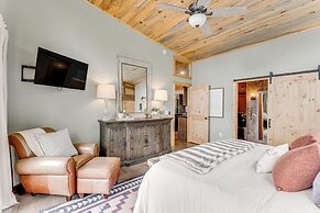 2 Decks, Grill, Hot Tub: Mountain Cabin in Murphy