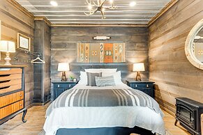 2 Decks, Grill, Hot Tub: Mountain Cabin in Murphy