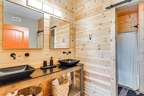 2 Decks, Grill, Hot Tub: Mountain Cabin in Murphy