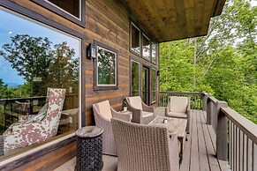 2 Decks, Grill, Hot Tub: Mountain Cabin in Murphy