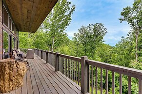 2 Decks, Grill, Hot Tub: Mountain Cabin in Murphy