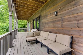2 Decks, Grill, Hot Tub: Mountain Cabin in Murphy
