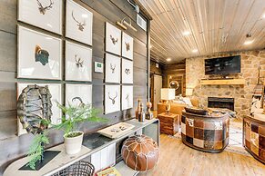 2 Decks, Grill, Hot Tub: Mountain Cabin in Murphy