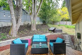 Pet-friendly Sammamish Home w/ Deck ~ 3 Mi to Lake