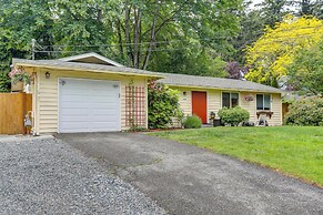 Pet-friendly Sammamish Home w/ Deck ~ 3 Mi to Lake