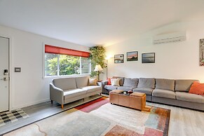 Pet-friendly Sammamish Home w/ Deck ~ 3 Mi to Lake