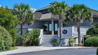 Tranquil Beach House Conveniently Located Near The Ocean Beach Retreat
