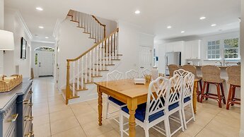 Tranquil Beach House Conveniently Located Near The Ocean Beach Retreat