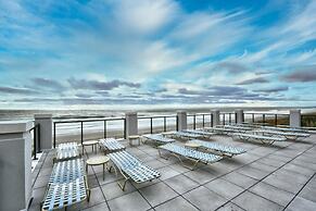 Stylish Comfy Resort Gem Balcony Pool Parking