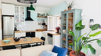 Large 2 bedrooms house with parking