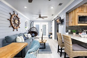 Captain's Cabin on Colleen