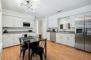 Quiet 4 Bedroom Home Located off Sola