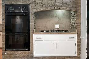 Quiet 4 Bedroom Home Located off Sola