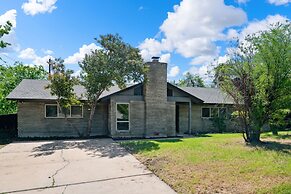 Quiet 4 Bedroom Home Located off Sola