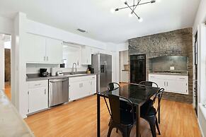 Quiet 4 Bedroom Home Located off Sola