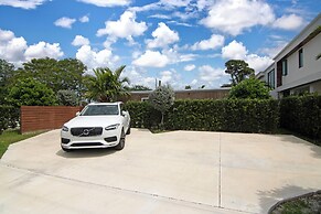 5BR Sleeps 14 w/ In-law Suite & Bbq!