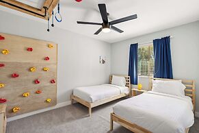 Red Mountain Retreat 5 BDR w/ Heated Pool!
