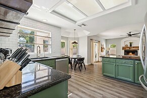 Red Mountain Retreat 5 BDR w/ Heated Pool!