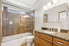 Red Mountain Retreat 5 BDR w/ Heated Pool!
