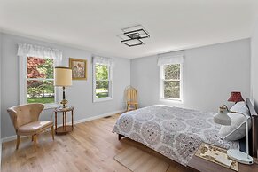 Cottage on Jenkins Pond