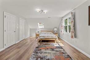 Cottage on Jenkins Pond