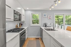 Cottage on Jenkins Pond