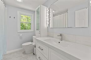 Cottage on Jenkins Pond