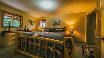 Larch Lodge Secluded Cabin!