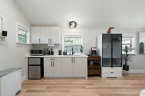 Chic Studio Walkable to Soco!