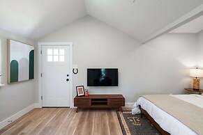 Chic Studio Walkable to Soco!