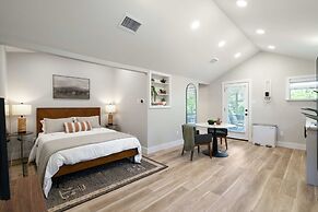 Chic Studio Walkable to Soco!