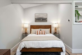 Chic Studio Walkable to Soco!