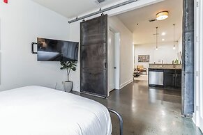 Centennial Park Condo Near Broadway Sleeps 4