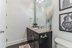 Centennial Park Condo Near Broadway Sleeps 4