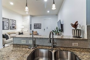 Centennial Park Condo Near Broadway Sleeps 4