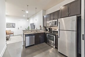 Centennial Park Condo Near Broadway Sleeps 4